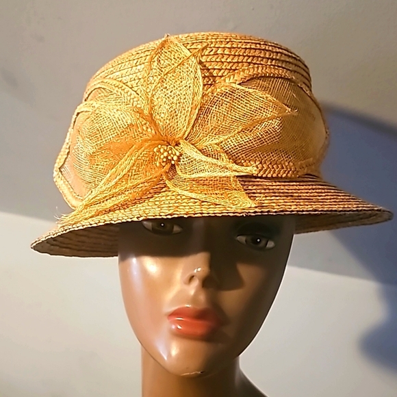 betmar Accessories - NWOT, Betmar New York Designer Straw Hat w/Front Flower Decor, Tan